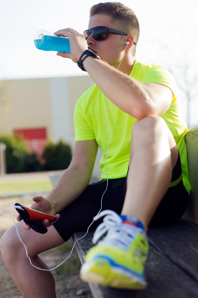 Los electrolitos son nutrientes importantes que ayudan a regular muchas de las funciones del cuerpo. Foto: Freepik.