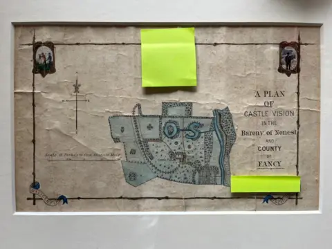 Mapa de Maggie O'Farrell con una pintura en la parte superior izquierda del tatarabuelo de O'Farrell con un soldado de casaca roja y en la parte superior derecha como un hombre mayor. A la derecha se leen las palabras PLANO DE CASTILLO VISION EN LA Baronía de Nonest y CONDADO DE FANCY Mapa en el centro Brújula a la izquierda (notas adhesivas amarillas tapan detalles que podrían identificar a los familiares de la autora)
